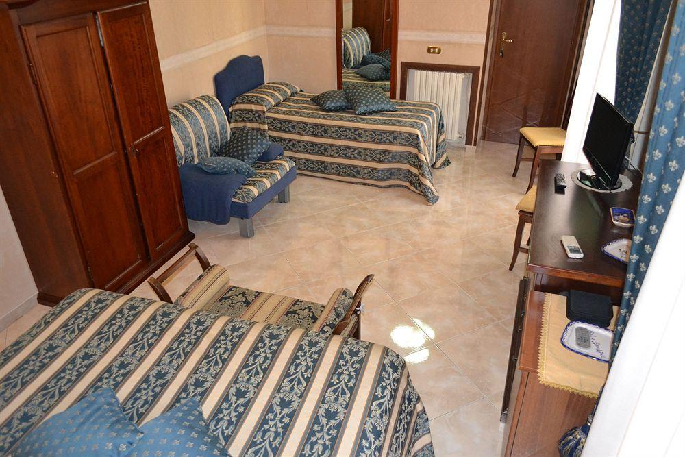 Toledo Panzió Nápoly Kültér fotó
