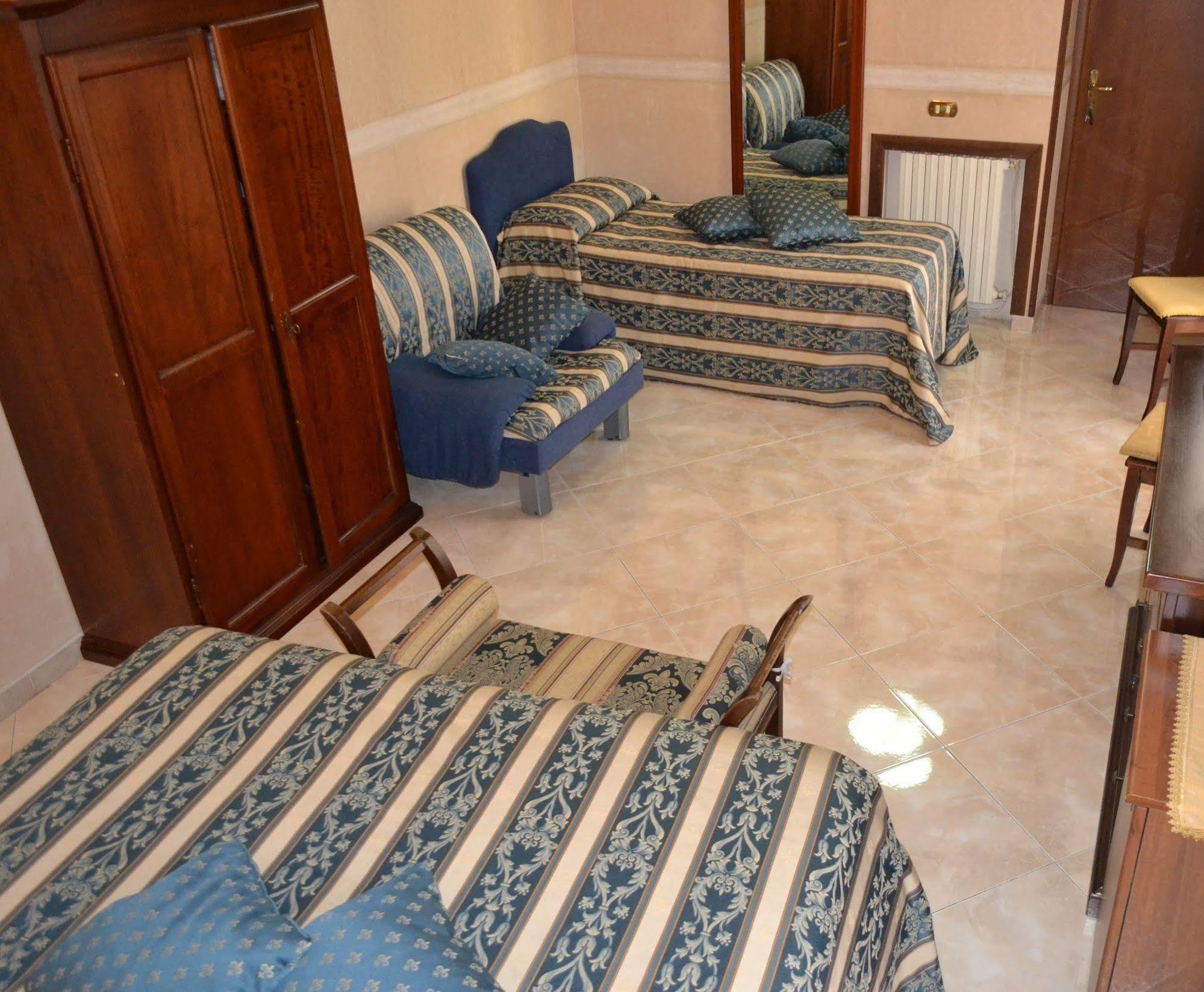 Toledo Panzió Nápoly Kültér fotó